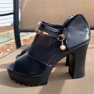 Beautiful black open toed heel with a cute buckle across and a pearl charm.